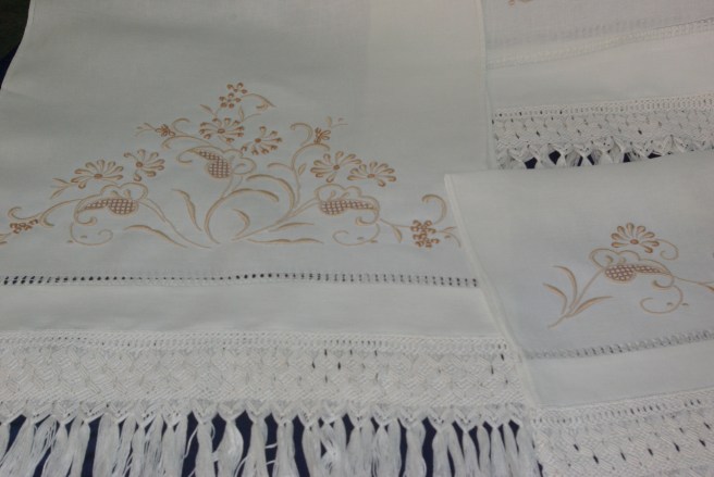 Toalla en realce y sobrebordado con flecos de macramé.